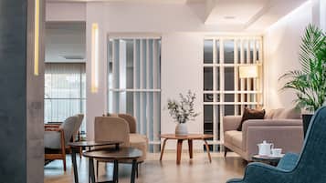 3 bars/lounges, lobby lounge