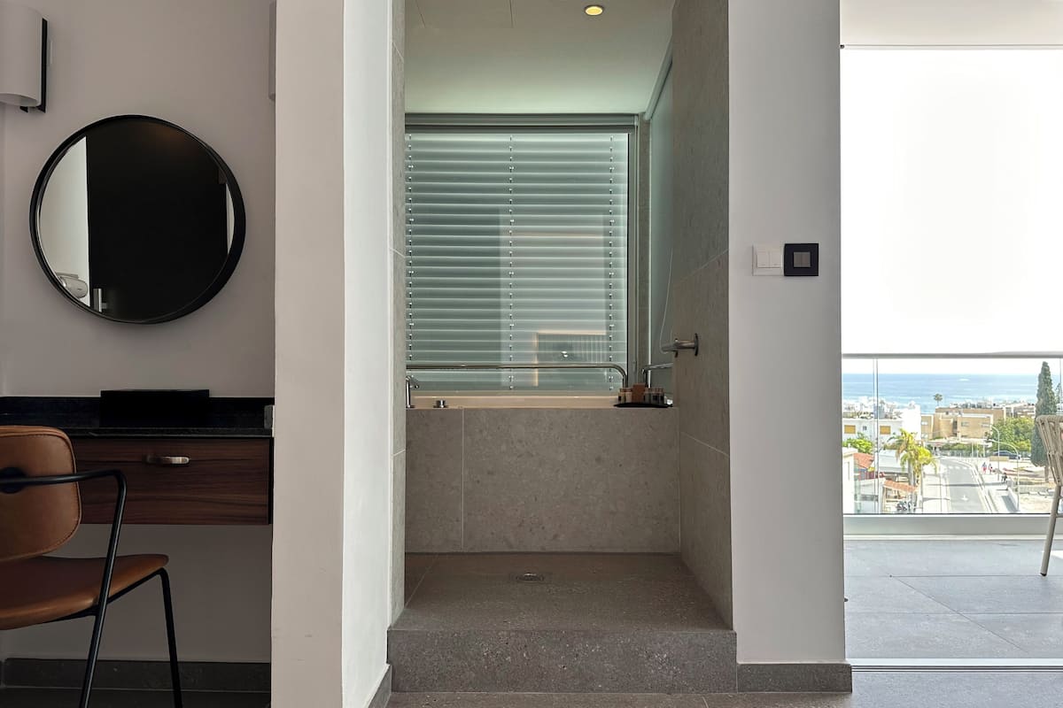 junior suite sea view with whirlpool | 1 bedroom, in-room safe, individually decorated, desk