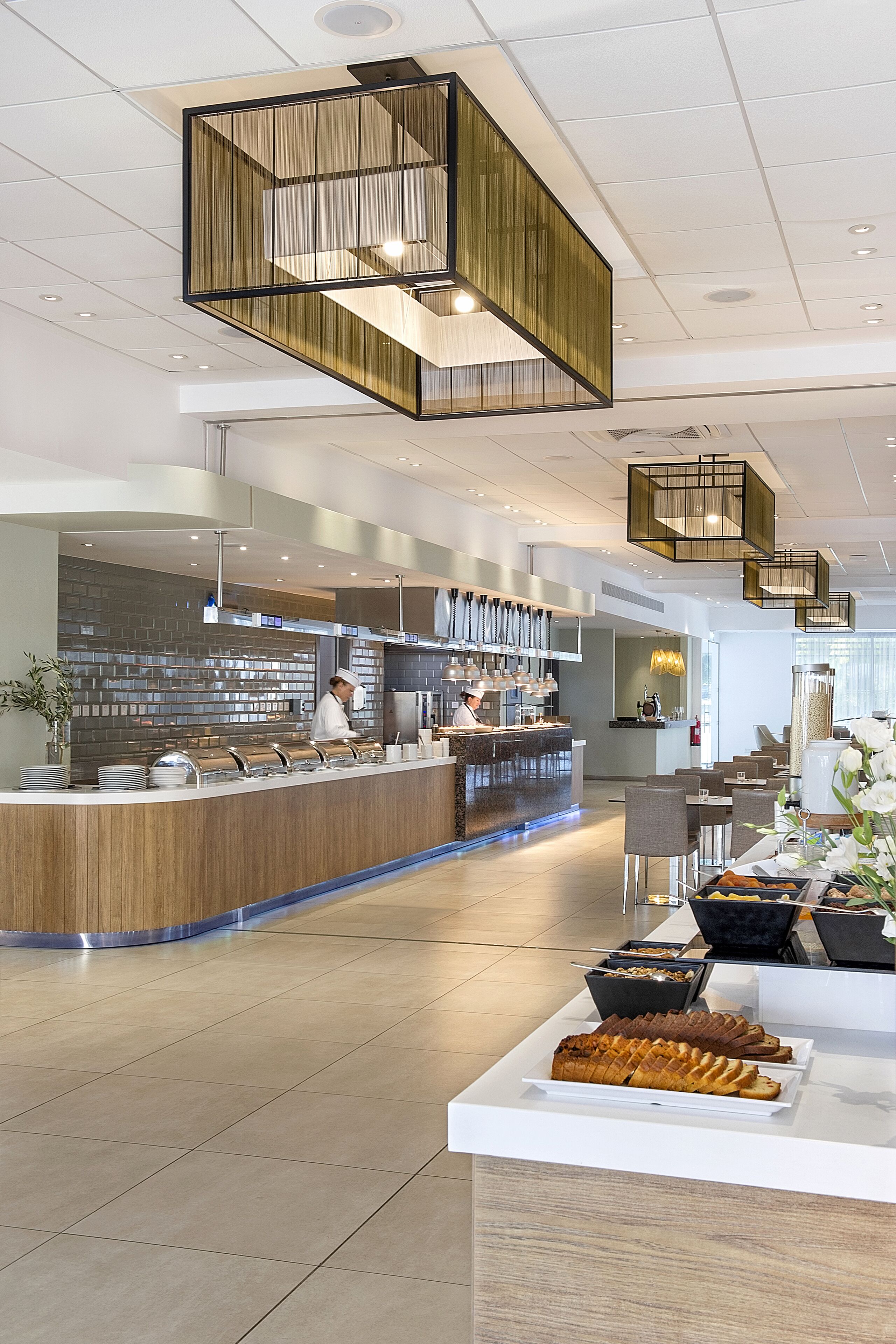 3 restaurants, breakfast served