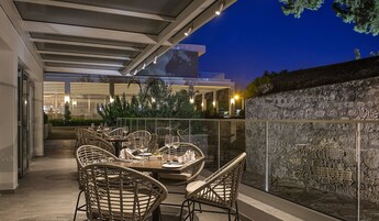 3 restaurantes, se sirve desayuno 