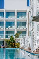 Una piscina techada, 2 piscinas al aire libre, sombrillas