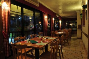 Déjeuner et dîner servis sur place