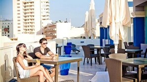 يتم تقديم الإفطار والعشاء 