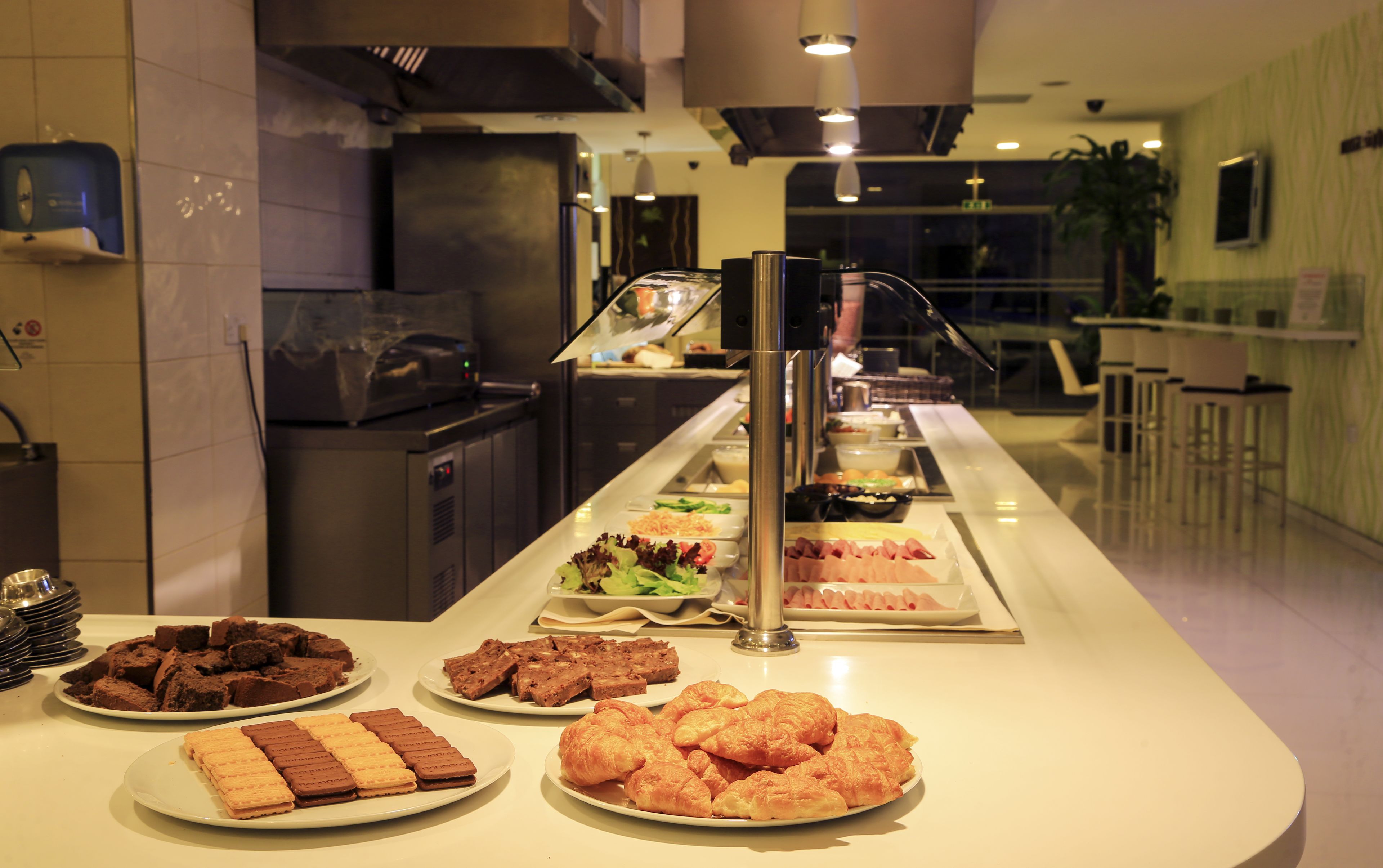 Desayuno buffet (EUR 6 por persona) 