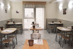 Café da manhã (EUR 8 por pessoa)
