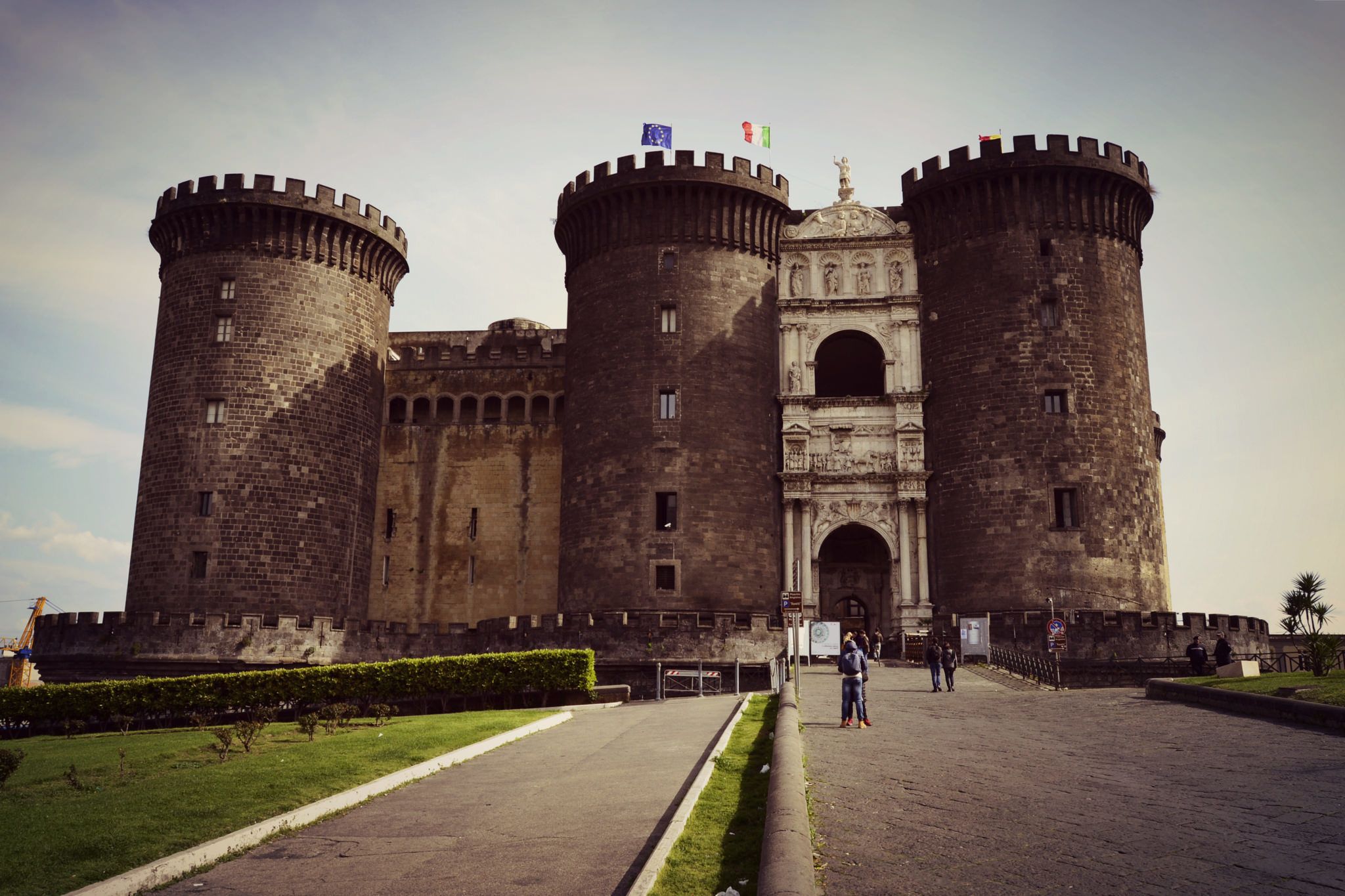 Un castillo histórico con dos torres destacadas y una entrada central.