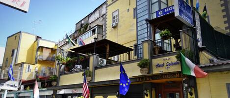 Vista frontal de la propiedad