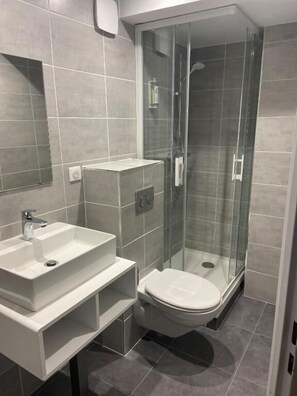 Ilmaiset hygieniatuotteet, hiustenkuivaaja, pyyhkeet