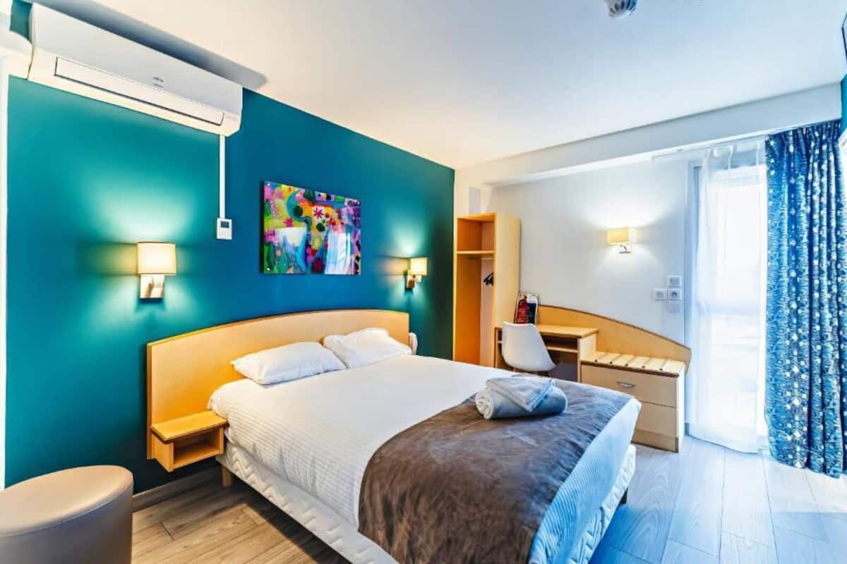 Family Room | Desk, soundproofing, iron/ironing board, free WiFi