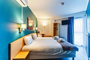 Habitación con 2 camas individuales | Escritorio, insonorización, tabla de planchar con plancha y wifi gratis 