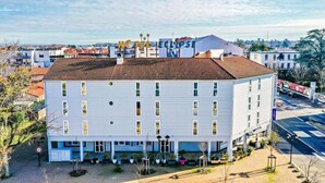 A multi-story hotel with a flat roof and a sign reading "HOTEL ECLIPSE". - The Originals City, Hôtel Éclipse (Decines-Charpieu)