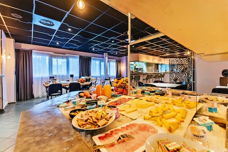 Daily continental breakfast for a fee. The Originals City, Hôtel Éclipse