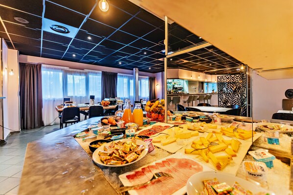 Daily continental breakfast (EUR 14.90 per person)