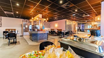 Daily continental breakfast (EUR 14.90 per person)