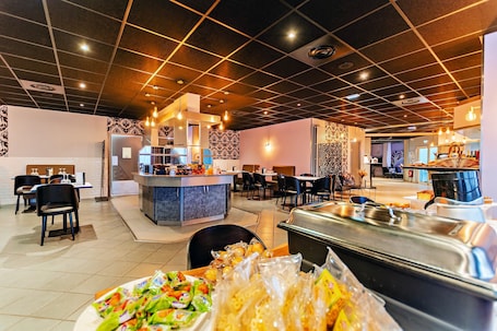 Desayuno continental diario (EUR 14.90 por persona)