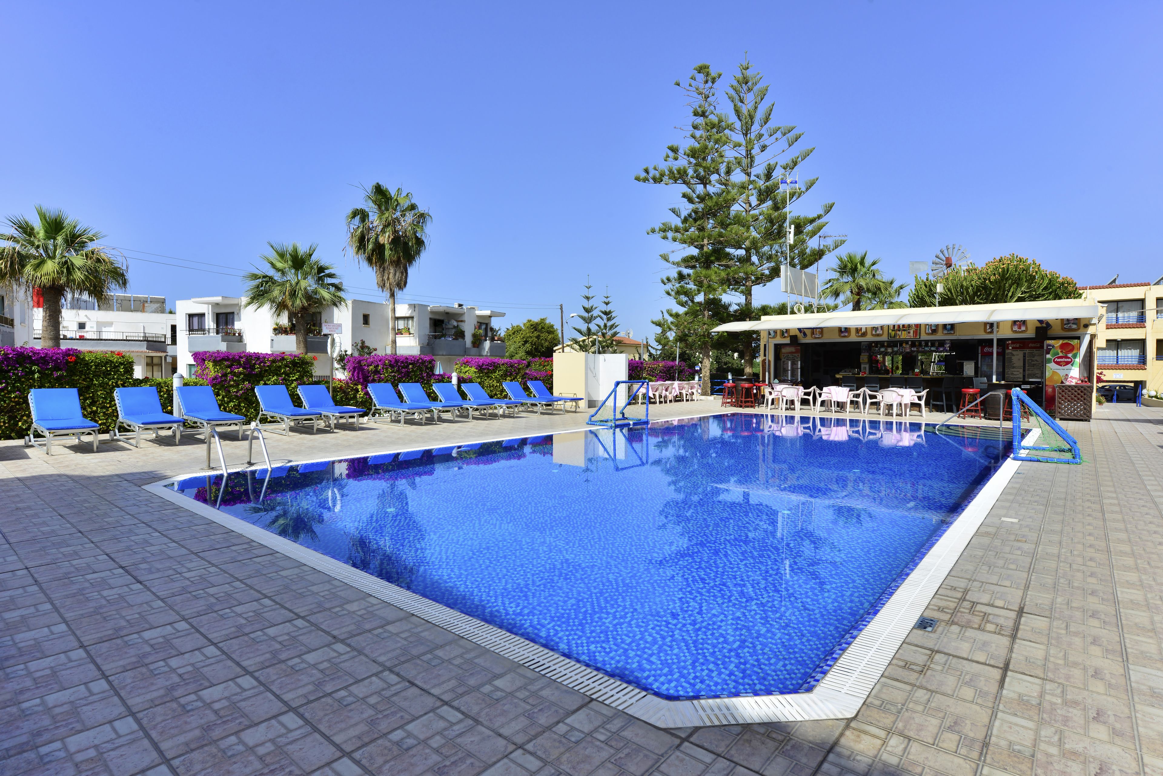 Sesongbasert utendørsbasseng og solsenger