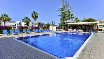 Sesongbasert utendørsbasseng og solsenger