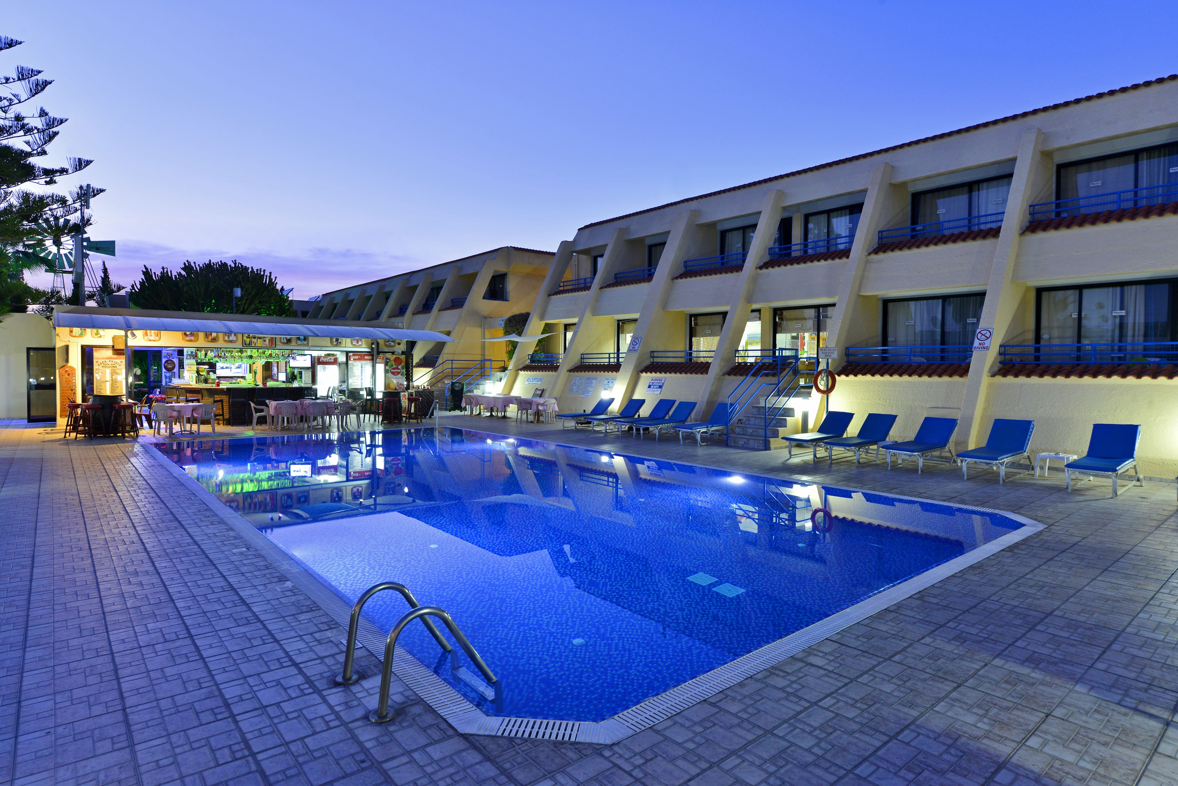 Ein Pool mit Liegestühlen und einer Bar.