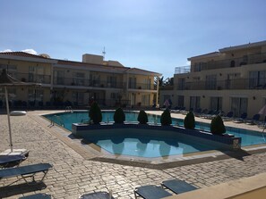 2 piscines extérieures