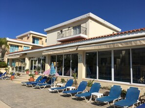 Bar junto a la piscina