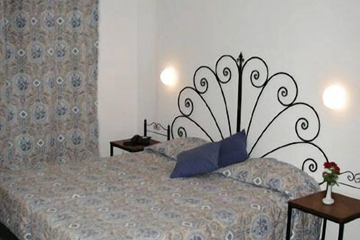 In-room safe, bed sheets