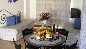 TV - Nicki Holiday Resort (Polis)