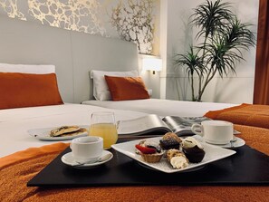 Cots/infant beds, rollaway beds, alarm clocks