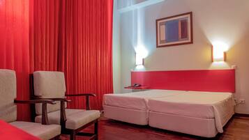 Schreibtisch, Zustellbetten, kostenloses WLAN