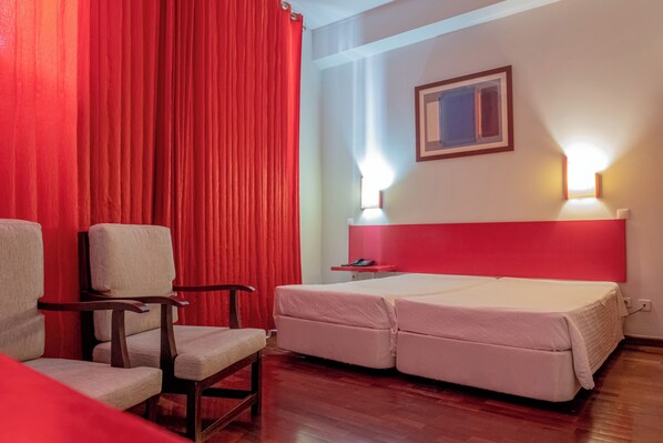 Escritorio, camas supletorias, wifi gratis