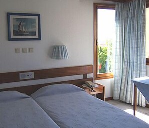 Een kluis op de kamer, een strijkplank/strijkijzer