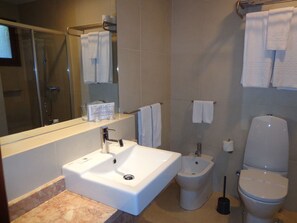 Badrum | Hårtork, bidé och handdukar