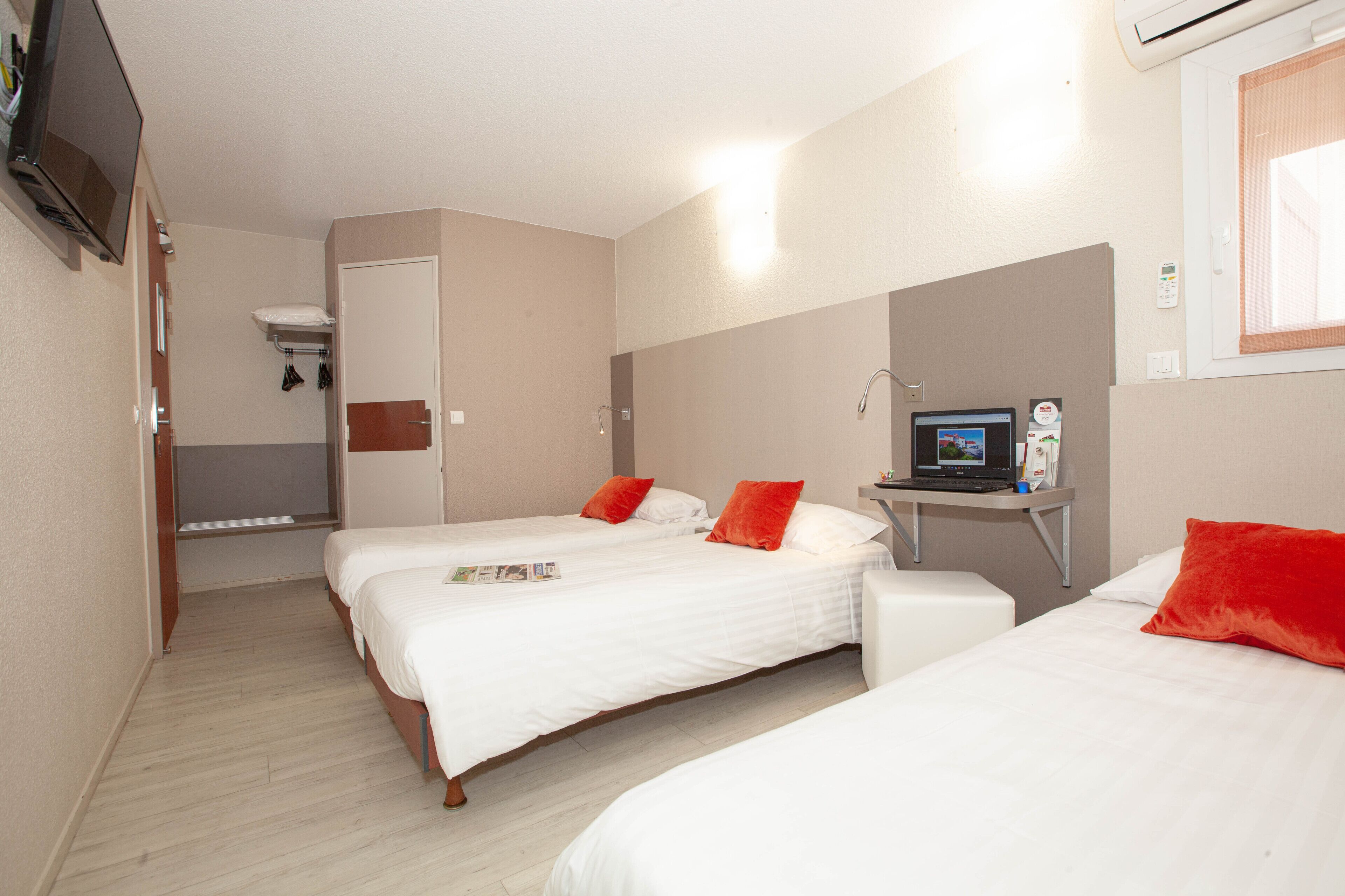 Quarto triplo | Escrivaninha, quartos à prova de som, berços grátis, Wi-Fi de cortesia