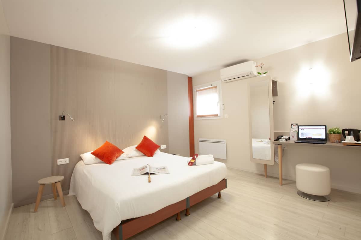 Bureau, chambres insonorisées, lits bébé (gratuits), Wi-Fi gratuit