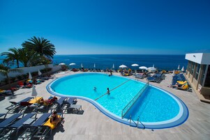 Piscina externa sazonal, guarda-sóis, espreguiçadeiras