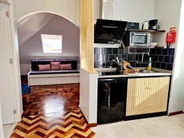 Deluxe-studiolejlighed - terrasse | Privat køkken | Køleskab, kaffe-/temaskine, elkedel