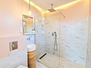Deluxe Studio, Terrace | Bathroom | Hair dryer, towels - ASPA Studios - Urban Conscious Living (Funchal)