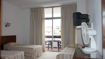 Habitación triple | Caja de seguridad en la habitación y escritorio
