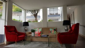 TV, books - Santa Cruz Village Hotel (Santa Cruz)