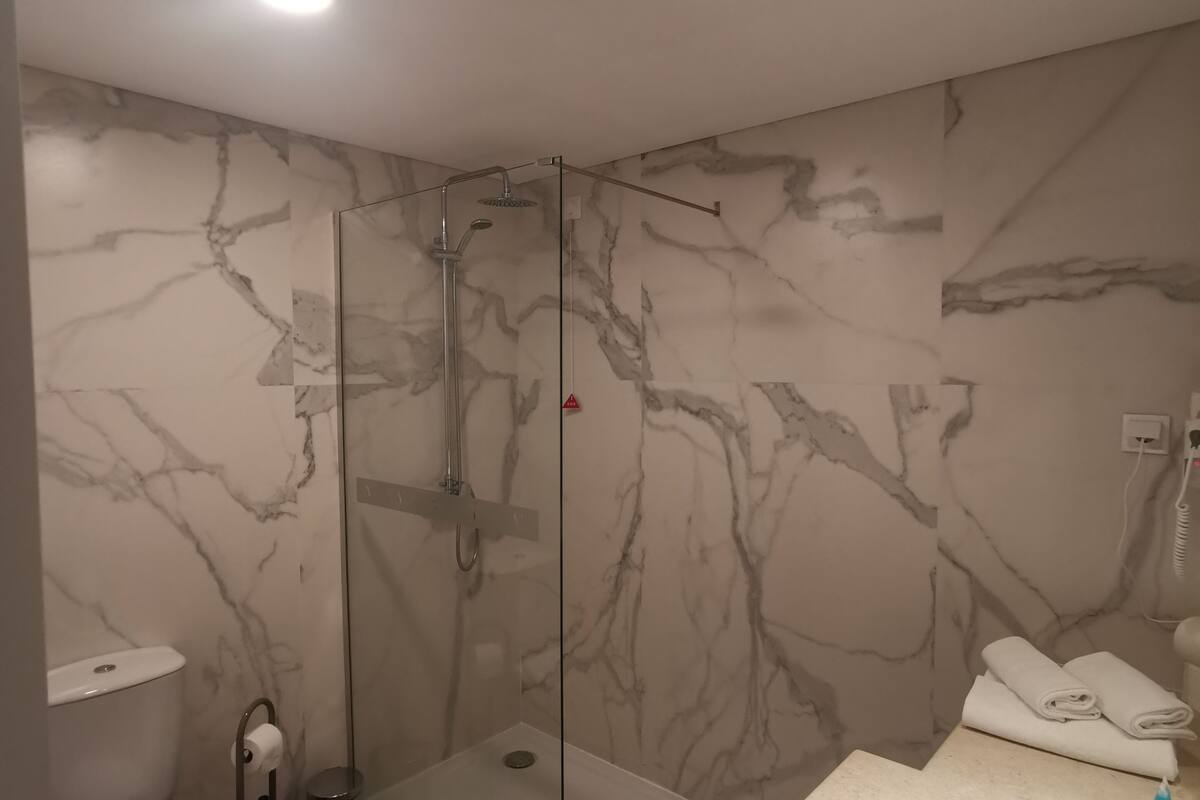 standard double or twin room | bathroom | shower, free toiletries, hair dryer, towels