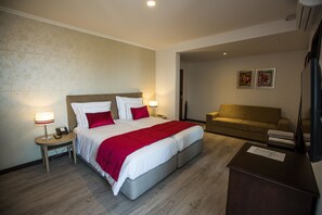 In-room safe, desk, soundproofing, free cots/infant beds - Santa Cruz Village Hotel (Santa Cruz)