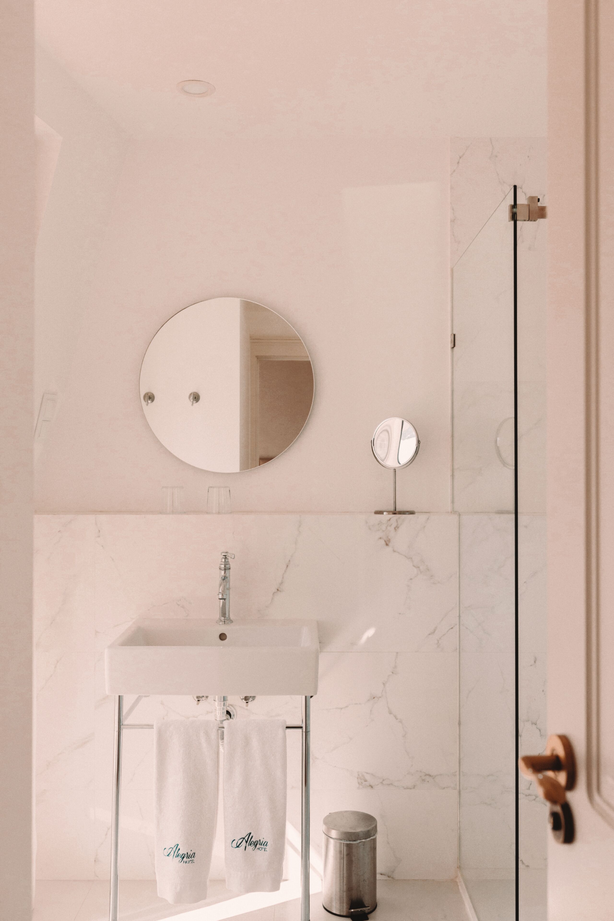 shower, rainfall showerhead, free toiletries, hair dryer