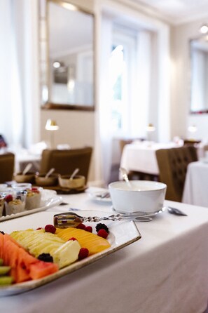 Daily continental breakfast (EUR 18 per person)