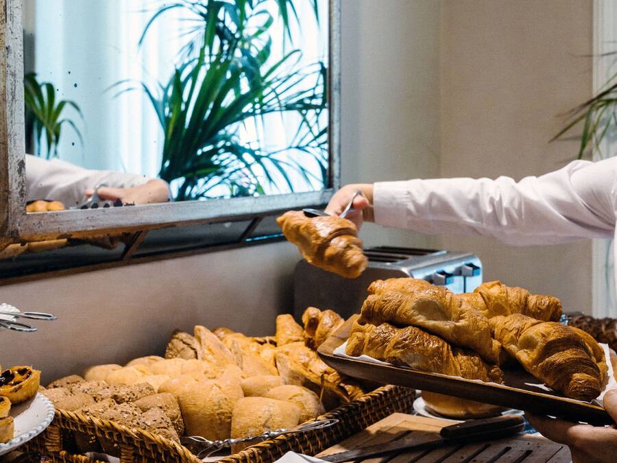 Uma mesa de buffet com diversos pastéis e patês.