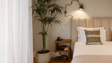 Signature Suite | Minibar, in-room safe, soundproofing, iron/ironing board