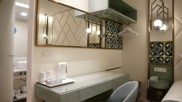 Escritorio, wifi gratis y ropa de cama