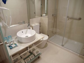 Ducha, secador de pelo y toallas