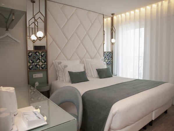 Escritorio, wifi gratis, ropa de cama