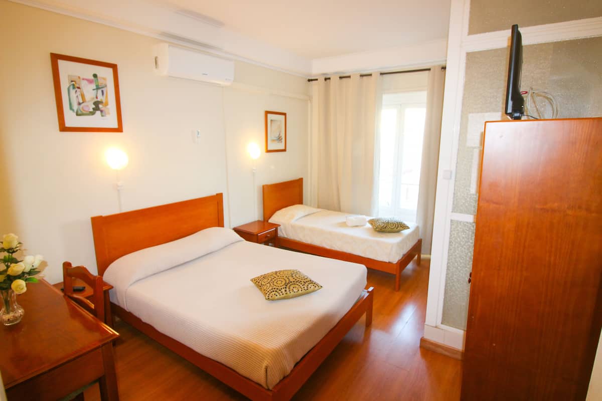 Habitación con 2 camas individuales | Escritorio, cunas gratuitas, wifi gratis y ropa de cama