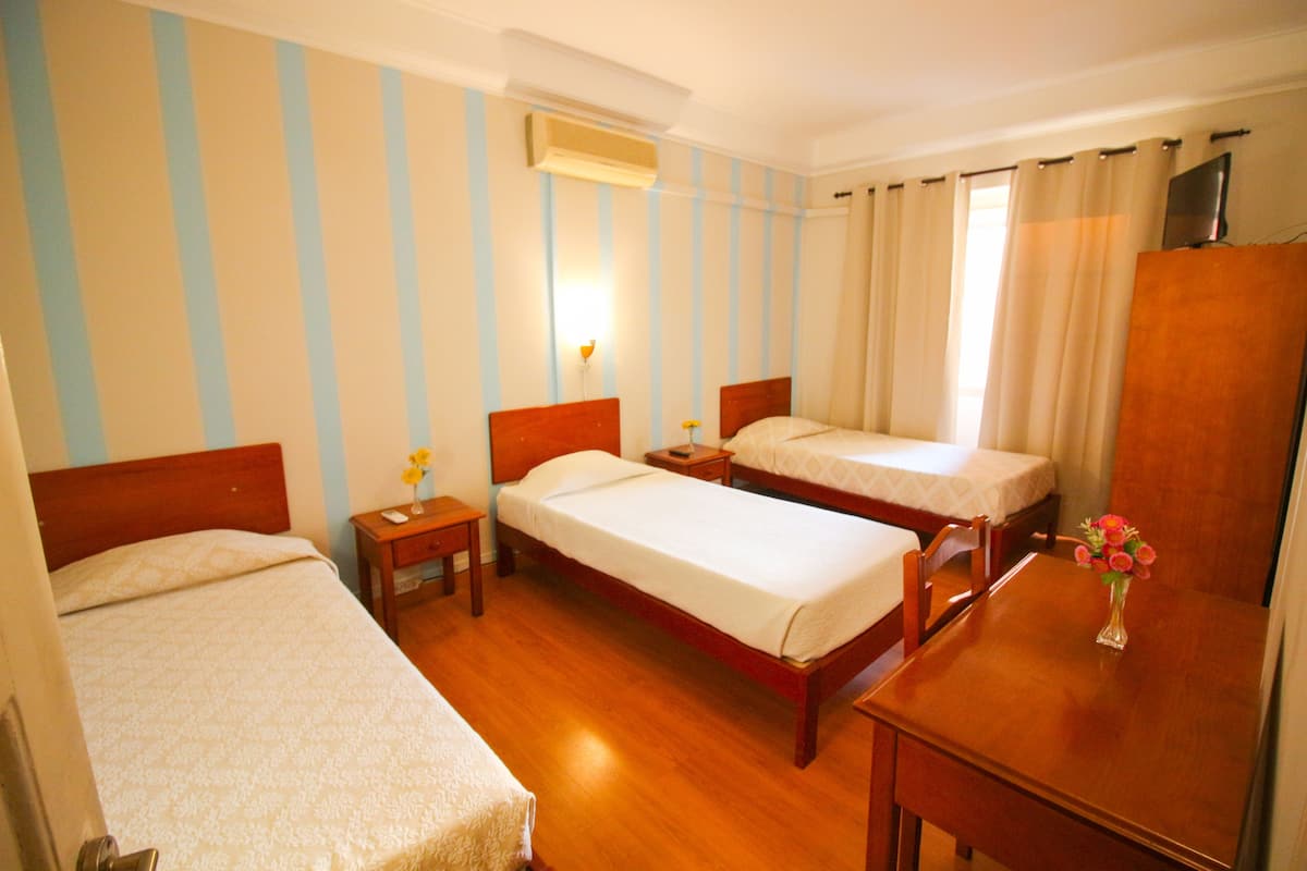 Habitación triple | Escritorio, cunas gratuitas, wifi gratis y ropa de cama