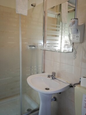 Twin Room | Bathroom | Combined shower/tub, free toiletries, hair dryer, towels